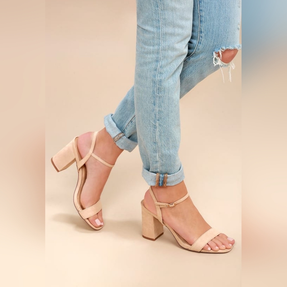Never worn Lulus nude heels 7.5